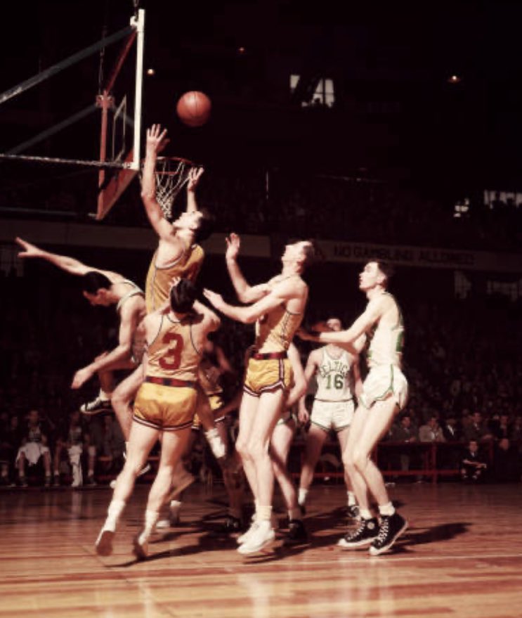 Syracuse vs. Boston in Providence, RI in 1957

The era of constant neutral-site games 

Bob Cousy flying by as Dolph Schayes skies for a board https://t.co/z6jaDfmXRs