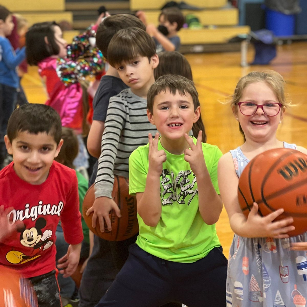 ChicagoParks's tweet photo. Playing games &amp; sports or making arts &amp; crafts... What's your favorite Winter Break ❄activity? Winter Break Camps are in full swing in parks across the city &amp; many run thru Jan. 6. 

👉Find one near you at https://t.co/wFey4oEU89. #WinterInTheParks https://t.co/waSfaRU9Pz