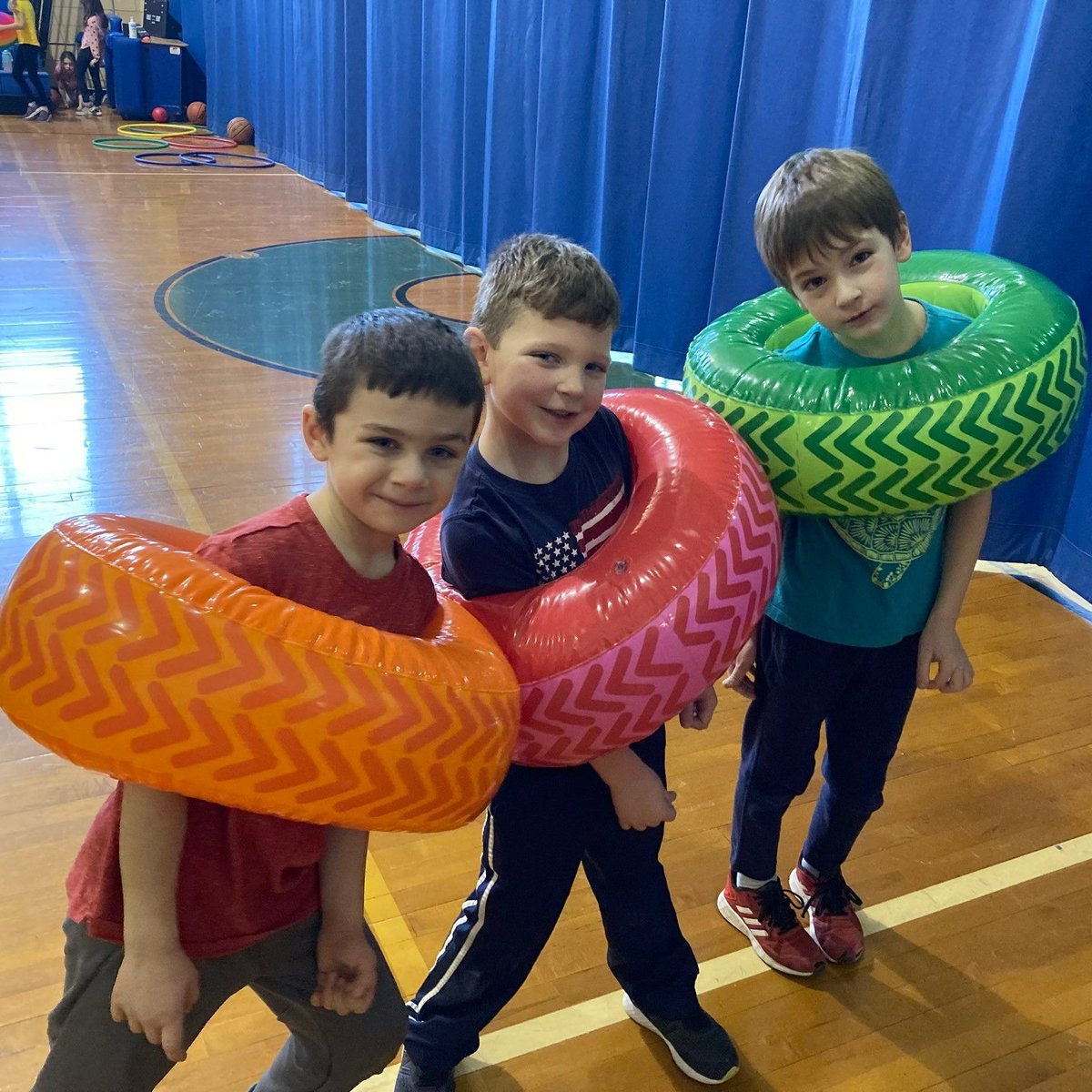 ChicagoParks's tweet photo. Playing games &amp; sports or making arts &amp; crafts... What's your favorite Winter Break ❄activity? Winter Break Camps are in full swing in parks across the city &amp; many run thru Jan. 6. 

👉Find one near you at https://t.co/wFey4oEU89. #WinterInTheParks https://t.co/waSfaRU9Pz