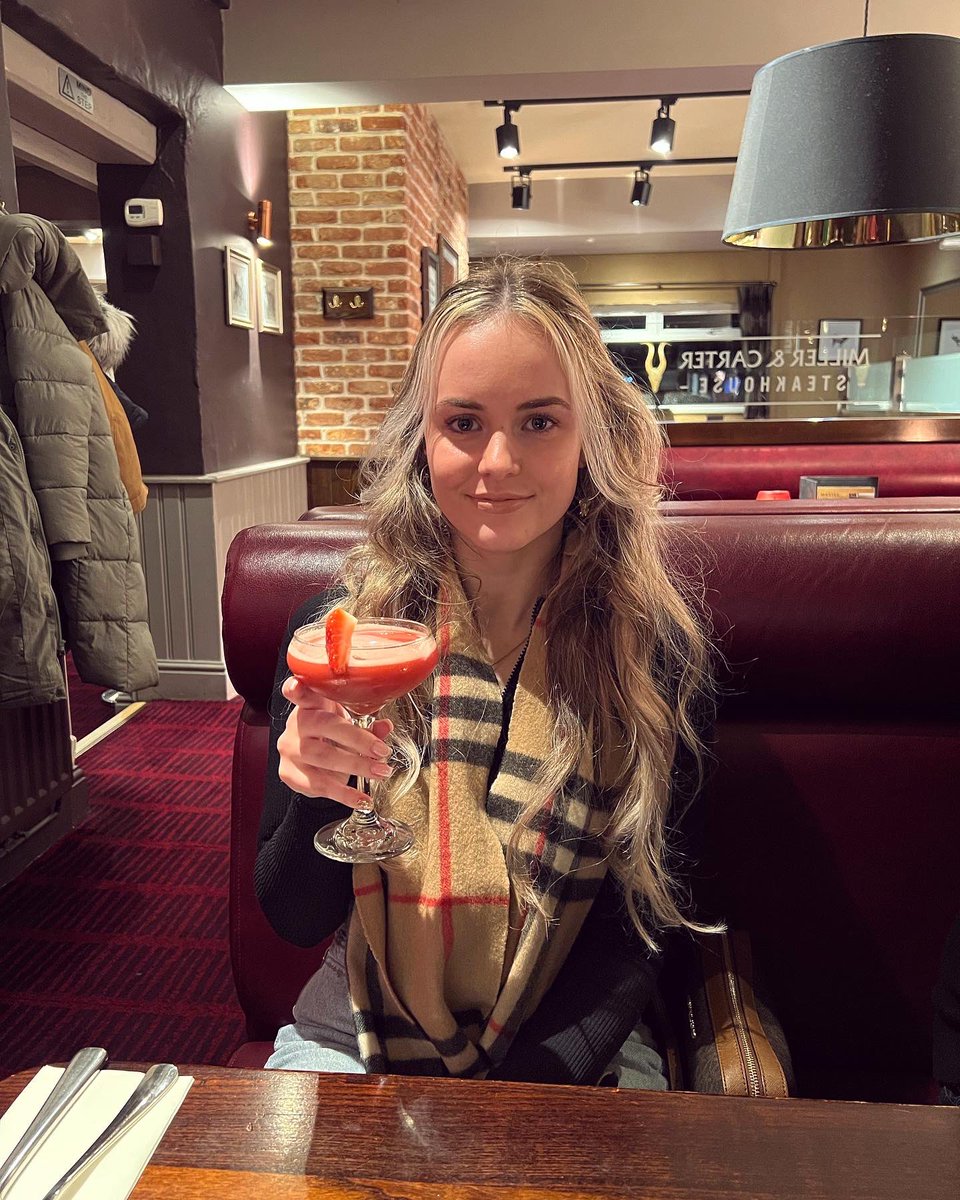 aimzzoxo's tweet photo. 🫶🏼🍸🍓😋 https://t.co/Gh3w22mlRw