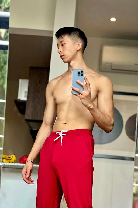 Do these pants suit me? https://t.co/a716AnDU07