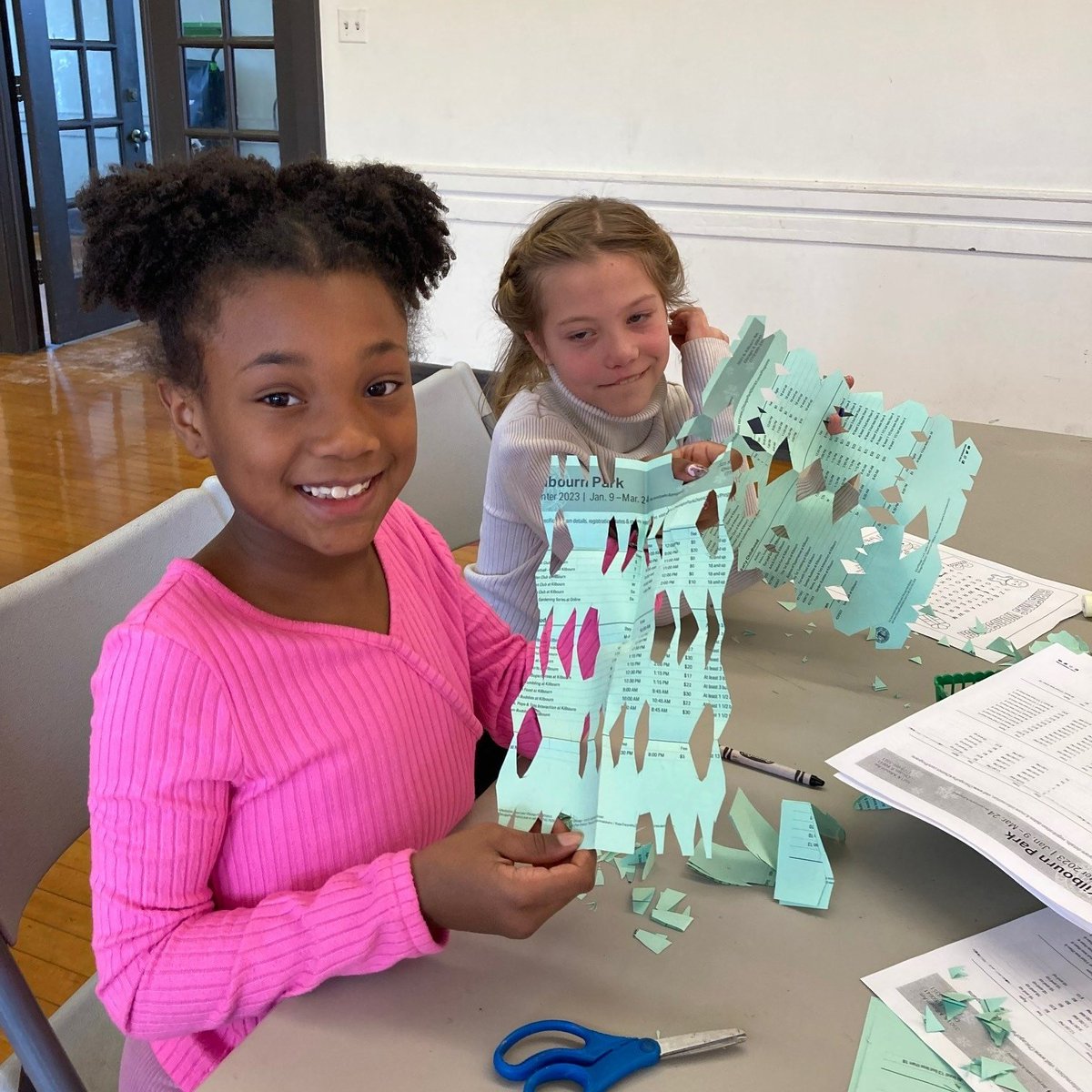 ChicagoParks's tweet photo. Playing games &amp; sports or making arts &amp; crafts... What's your favorite Winter Break ❄activity? Winter Break Camps are in full swing in parks across the city &amp; many run thru Jan. 6. 

👉Find one near you at https://t.co/wFey4oEU89. #WinterInTheParks https://t.co/waSfaRU9Pz