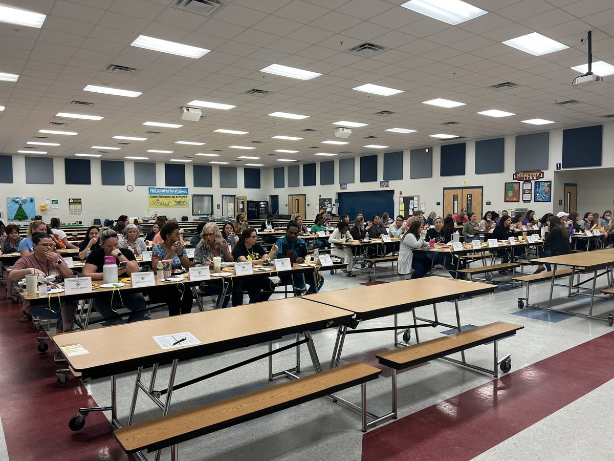 SOEbuzz's tweet image. Had a great morning with our teachers. We enjoyed breakfast from Chick-Fila, writing positive messages about one another, and planning for a conference night! Happy new years! Looking forward to a great year! #2023