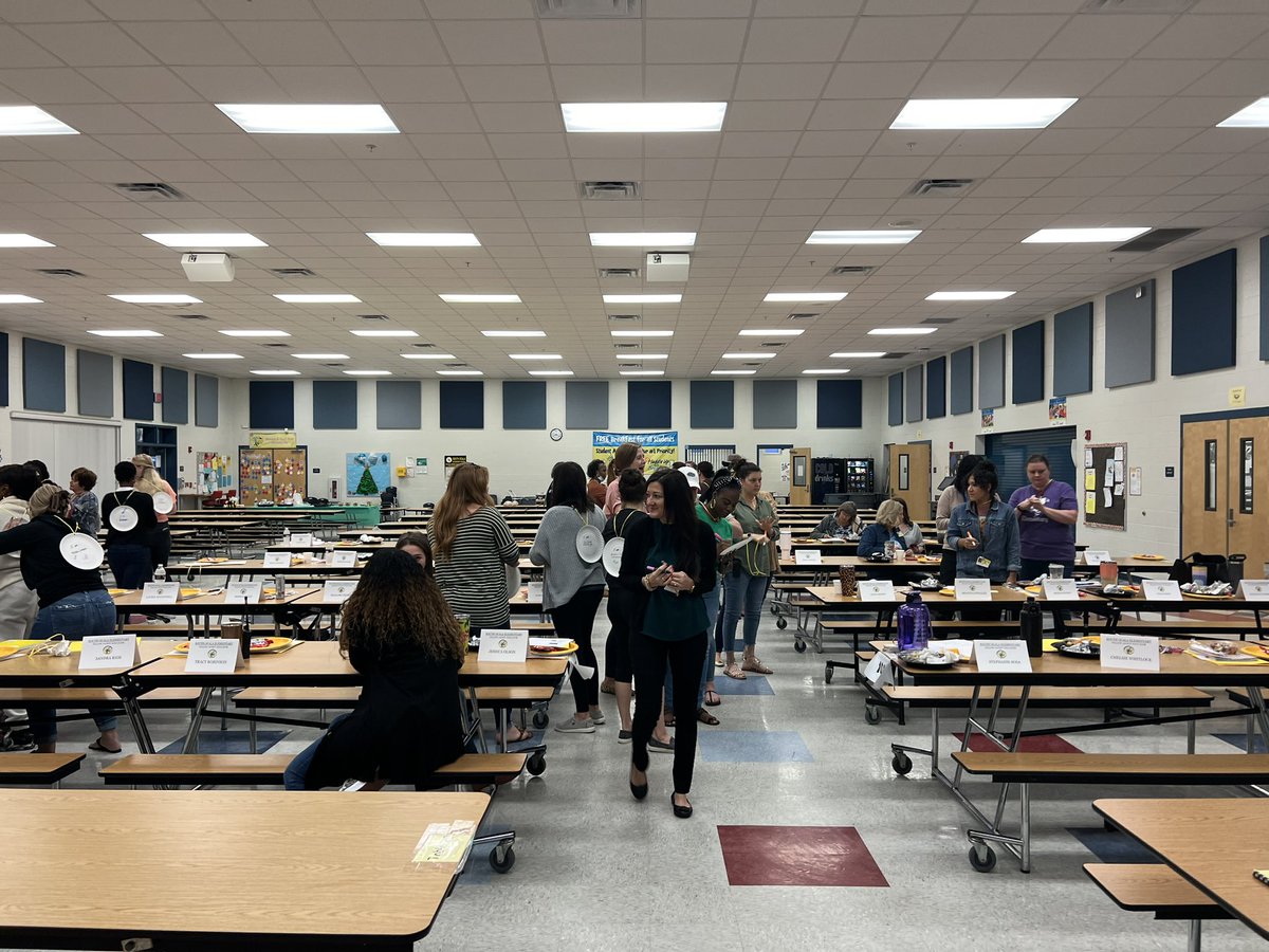 SOEbuzz's tweet image. Had a great morning with our teachers. We enjoyed breakfast from Chick-Fila, writing positive messages about one another, and planning for a conference night! Happy new years! Looking forward to a great year! #2023