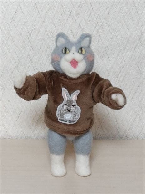 ウサギ柄のトレーナーがあったのを思い出した
事務猫さんには大きすぎたのでメタボっちに着せました🐰
#現場猫