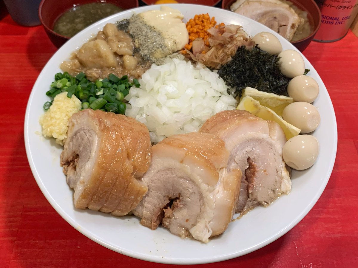0OmenO0's tweet photo. 🦅ラーメン鷹の目 各店舗1月限定🦅

本店(1/5〜)
【味噌バターコーン】
蒲田店(1/4〜)
【ラ・トマティーナ】
川口店(1/4〜)
【汁なし】
大宮店(1/10〜)
【鷹の目咖喱】
北千住店(1/4〜)
【ニボニボまぜそば】
明大前店(1/12〜)
【濃厚海老つけ麺】

今年また一年よろしくお願いします https://t.co/TfGSxlTTMl
