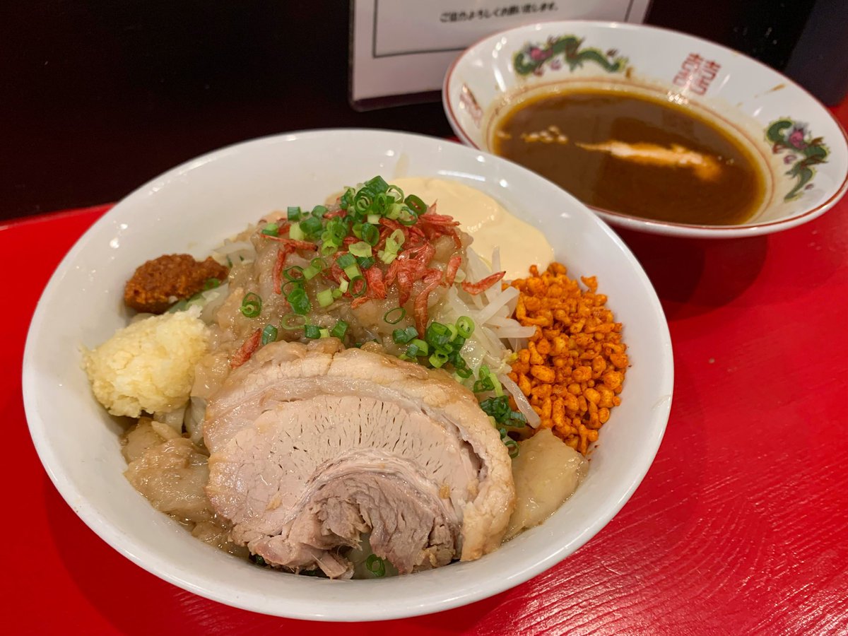 0OmenO0's tweet photo. 🦅ラーメン鷹の目 各店舗1月限定🦅

本店(1/5〜)
【味噌バターコーン】
蒲田店(1/4〜)
【ラ・トマティーナ】
川口店(1/4〜)
【汁なし】
大宮店(1/10〜)
【鷹の目咖喱】
北千住店(1/4〜)
【ニボニボまぜそば】
明大前店(1/12〜)
【濃厚海老つけ麺】

今年また一年よろしくお願いします https://t.co/TfGSxlTTMl