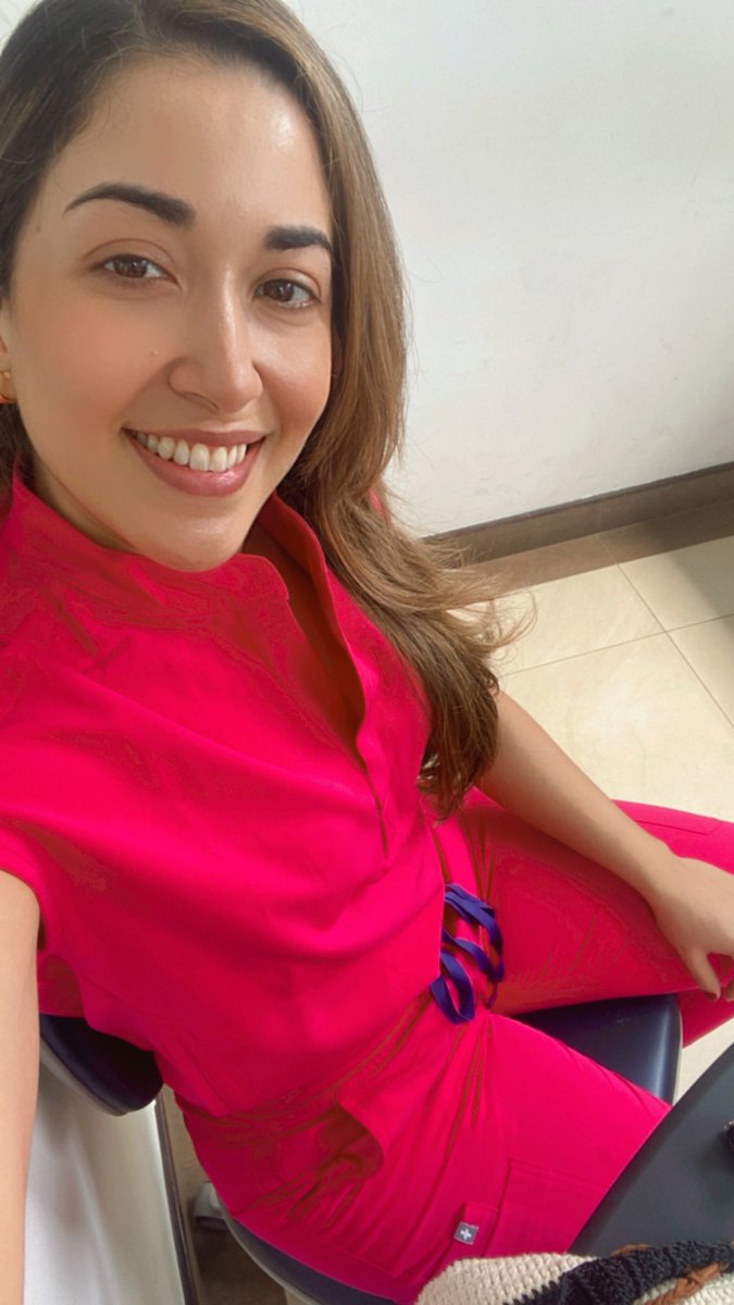 elvia1990's tweet image. Sin saber nos vestimos del color de año: viva magenta ( sorry pero ame mi scrubs) #VivaMagenta #pantone2023