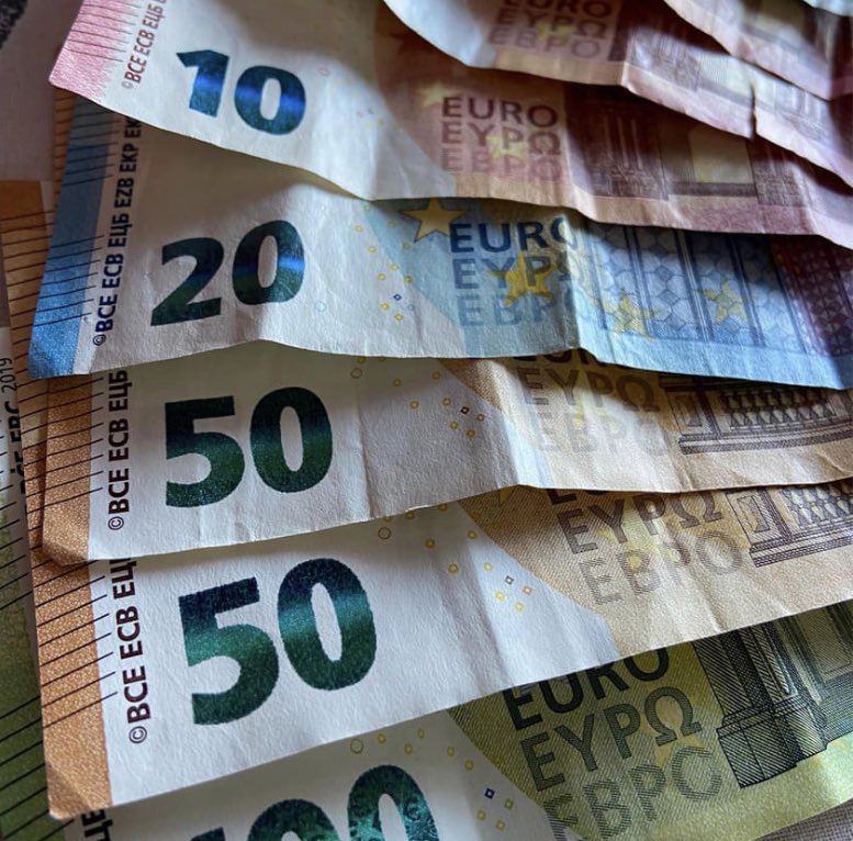 SwapIreland's tweet photo. Want to turn unwanted Xmas gift into cash? Go to https://t.co/Ln72iNjOvJ create a profile and put up as many ads as you like. https://t.co/FSyKYLtWAB                    #swapandshopirl #swapandshop #sustainability #swapgifts #onlineshopping #makemoney https://t.co/B0yMA6Byhq
