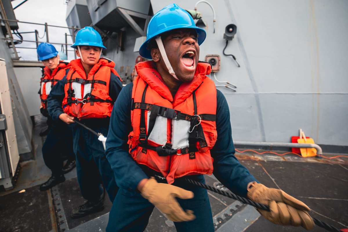 #USNavy Photos of the Day: 

1️⃣ USS Nimitz #FLTOPS 
2️⃣ #USSDecatur weapons training 
3️⃣ #USSBunkerHill damage control drill 
4️⃣ #USSChungHoon #UNREP

👉 dvidshub.net/r/uw5gq2