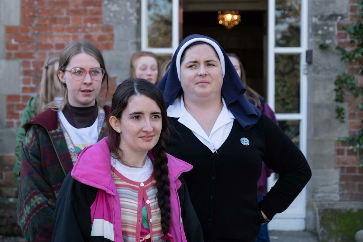 PopCrave's tweet photo. 5 years ago today, ‘Derry Girls’ premiered on Channel 4. https://t.co/3f9CpPQKru