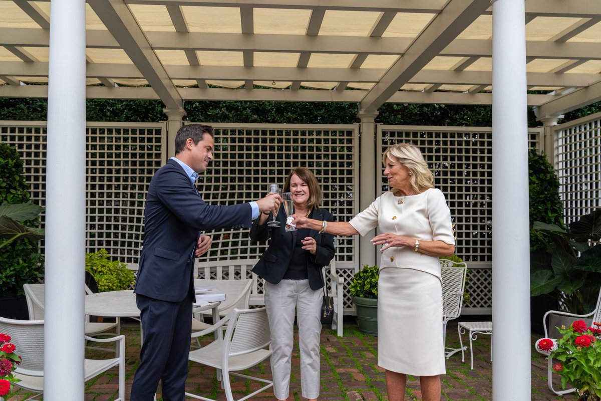 MichaelLaRosaDC's tweet image. In 2022 I said goodbye to an office, a job, a team, and a boss I love dearly. The next chapter of my professional life has been incredible, but I will always love, miss, and be forever grateful for @FLOTUS and team-@DrBiden. Thank you all for everything and cheers to 2023!