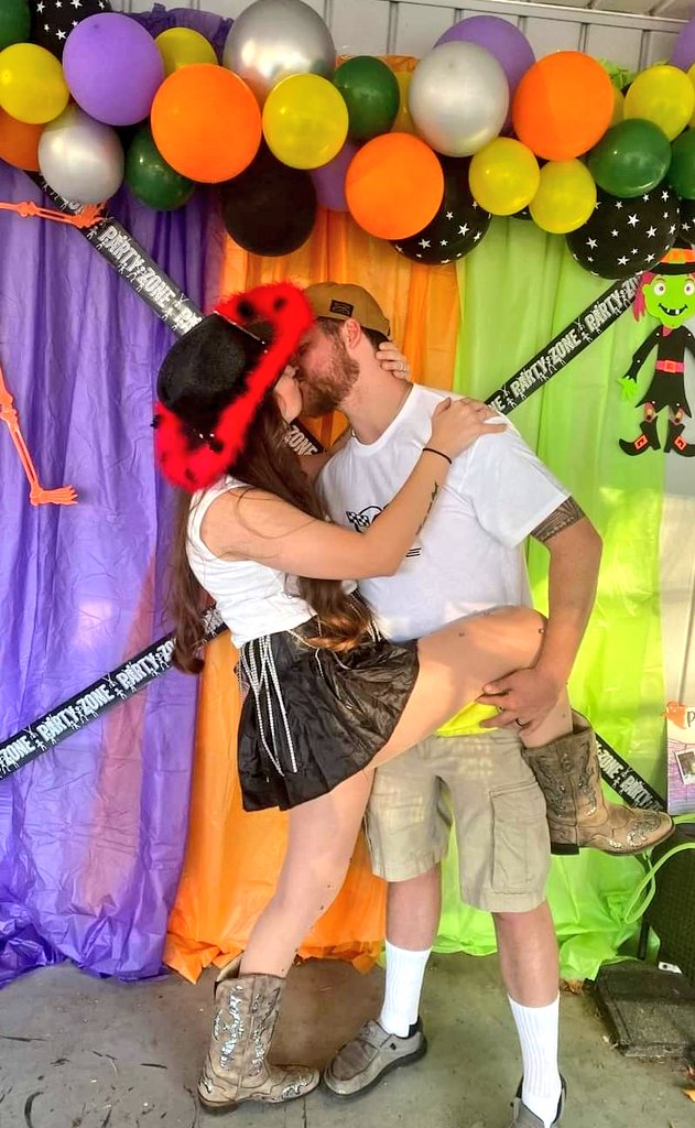 taylorjannell's tweet photo. Parents gone wild 🙈🔥😍 https://t.co/WKrS2AjxIe