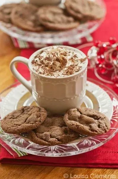 Chocolate Ginger Molasses Cookies — perfect with hot chocolate! Make some today. 

RECIPE: buff.ly/2K7F5Ml
#holidaybaking #recipe