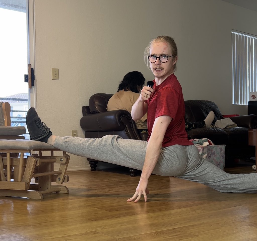 MovementbyD's tweet photo. Why is it taboo for men to be flexible? #flexibleforever #thesplits https://t.co/WGTMtz8TmH