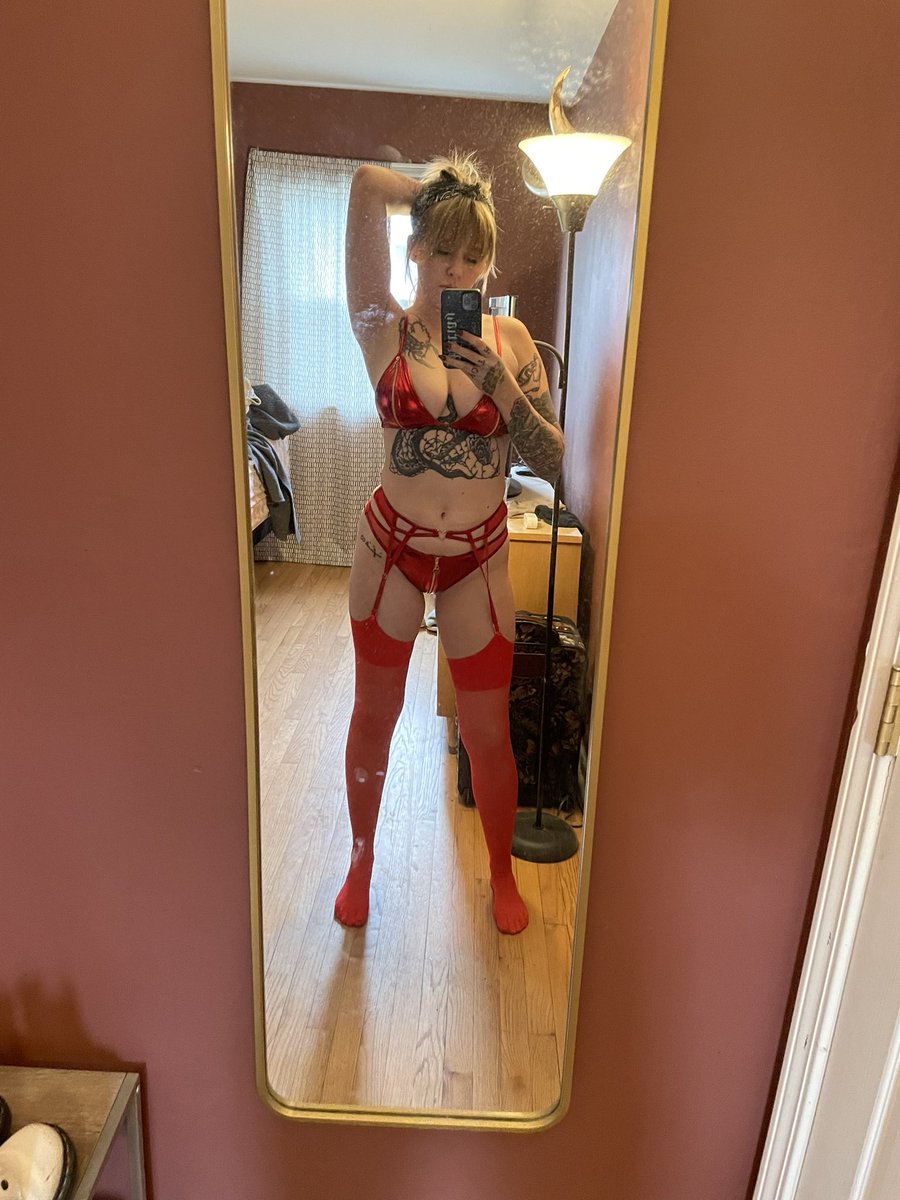 GoddessFallon_'s tweet photo. Winter is boring for my real job, maybe I’ll be a slut again 🫠 https://t.co/vKVOZL5c5I