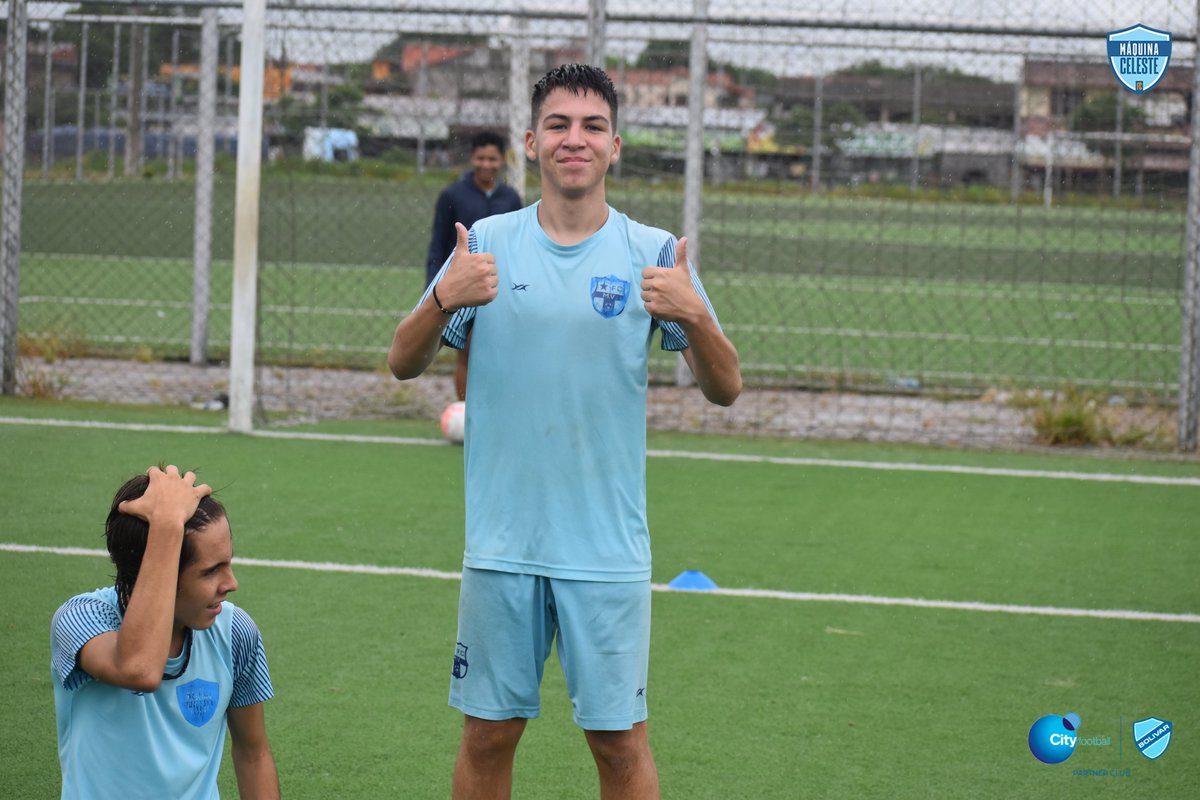 mcelestefc's tweet photo. ¿Cuál es tu reacción en tu primer día de entrenamiento del 2023 con la máquina? 
👍🏻😁⚽️💪🏼
#SomosLaMáquina 🟠🔵 https://t.co/9RnyVF5oLV