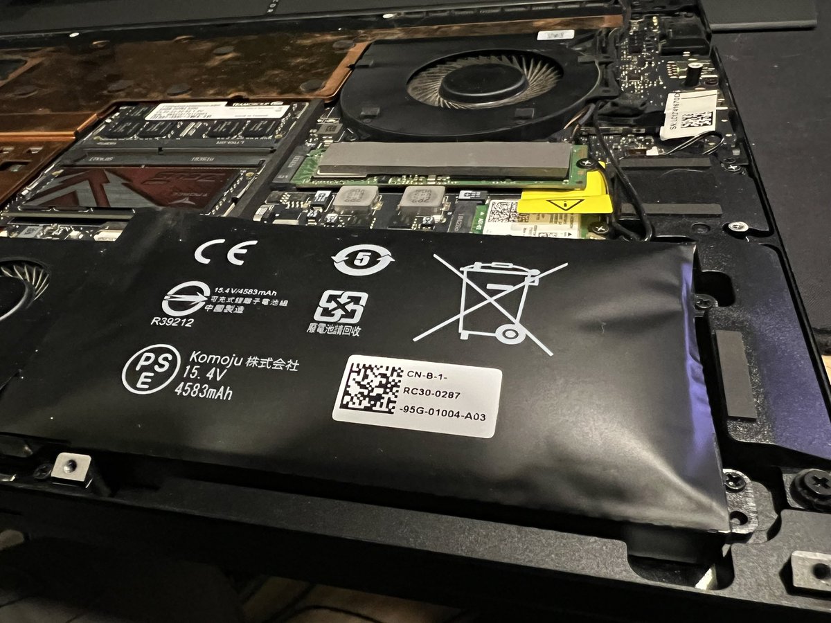 TheRedPoint_'s tweet photo. I think my @Razer laptop ate too much 😬 https://t.co/qPtrtBY3dR