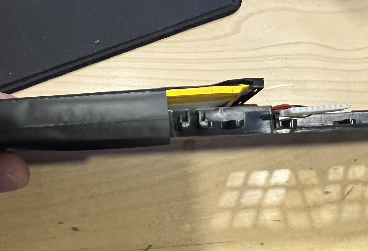 TheRedPoint_'s tweet photo. I think my @Razer laptop ate too much 😬 https://t.co/qPtrtBY3dR