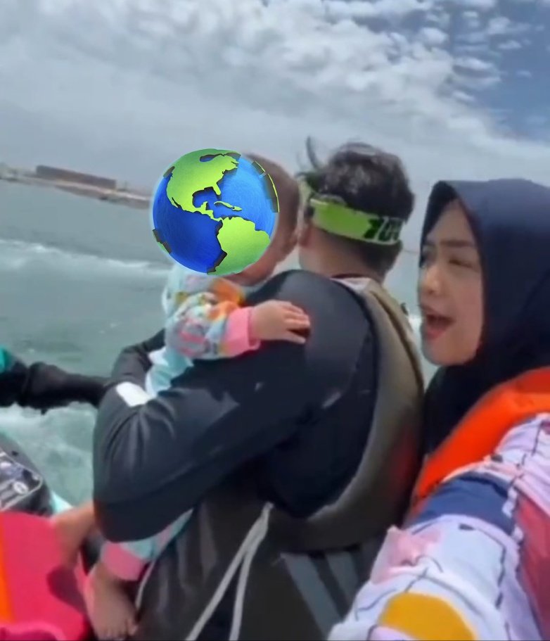 zoelfick's tweet image. Ngajak bayi main jetski gini nggak pernah dianjurkan pakar parenting manapun.

Sayang sekali, seabrek fans selebgram ini malah muji-muji kecerobohan semacam ini.