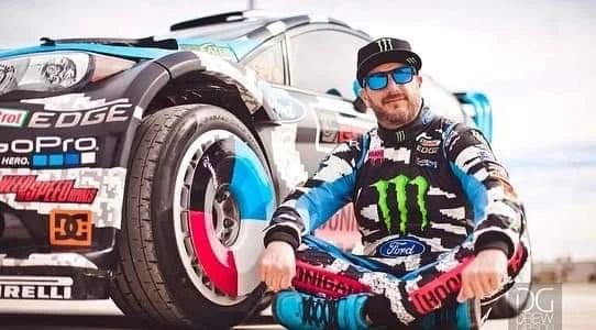 AutosDetalle's tweet photo. A los 55 años falleció ayer 2 de enero Ken Block, tras sufrir una accidente en su moto de nieve, en las cercanías del Park City, Utah, volcó y la moto cayó sobre él. Falleció en el lugar del hecho.
#kenblockforever #hoonigans @kblock43 @liakblock
@thehoonigans https://t.co/qNKrd9eEJb