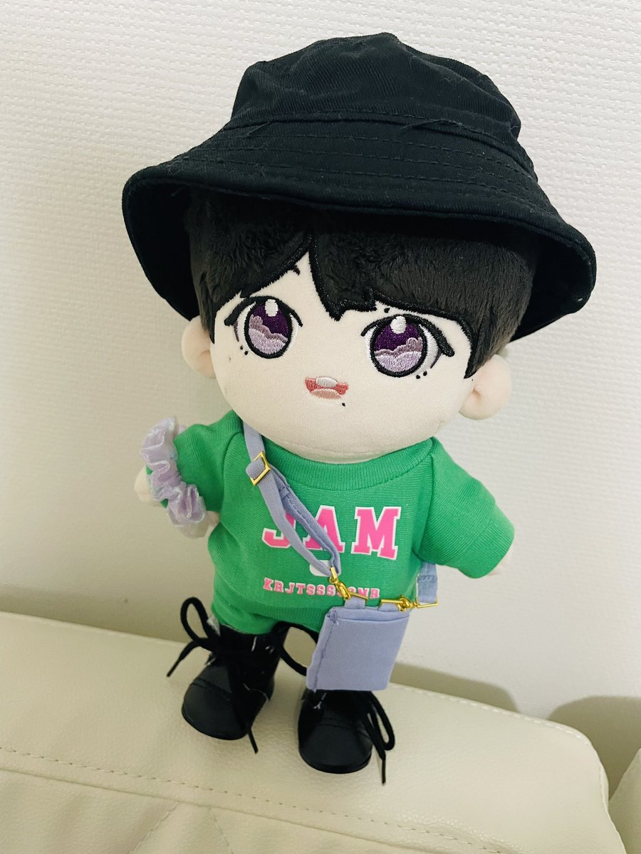 <a href="/sideBClothes/">side.B Clothes</a> 様で購入したお洋服とグッズが届いてきまたんに着せたら可愛いー😍
再現度が凄い‼️
（帽子と靴は白持ってなくて黒ですがほぼアンコール翔也くん💜）
ありがとうございました
大切にします💜🐰
#きまたん #木全翔也 #OTD #ぬい服