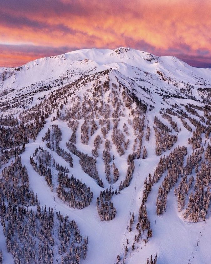 Mammoth Lakes has already received 300+ inches of snow this winter season! With the continuation of this storm cycle and with more snow on the way, we are shaping up for a historic amount of snowfall. 

Let’s keep this Unreal year going!
<a href="/cartermurphy218/">Carter Murphy 🏔️</a>