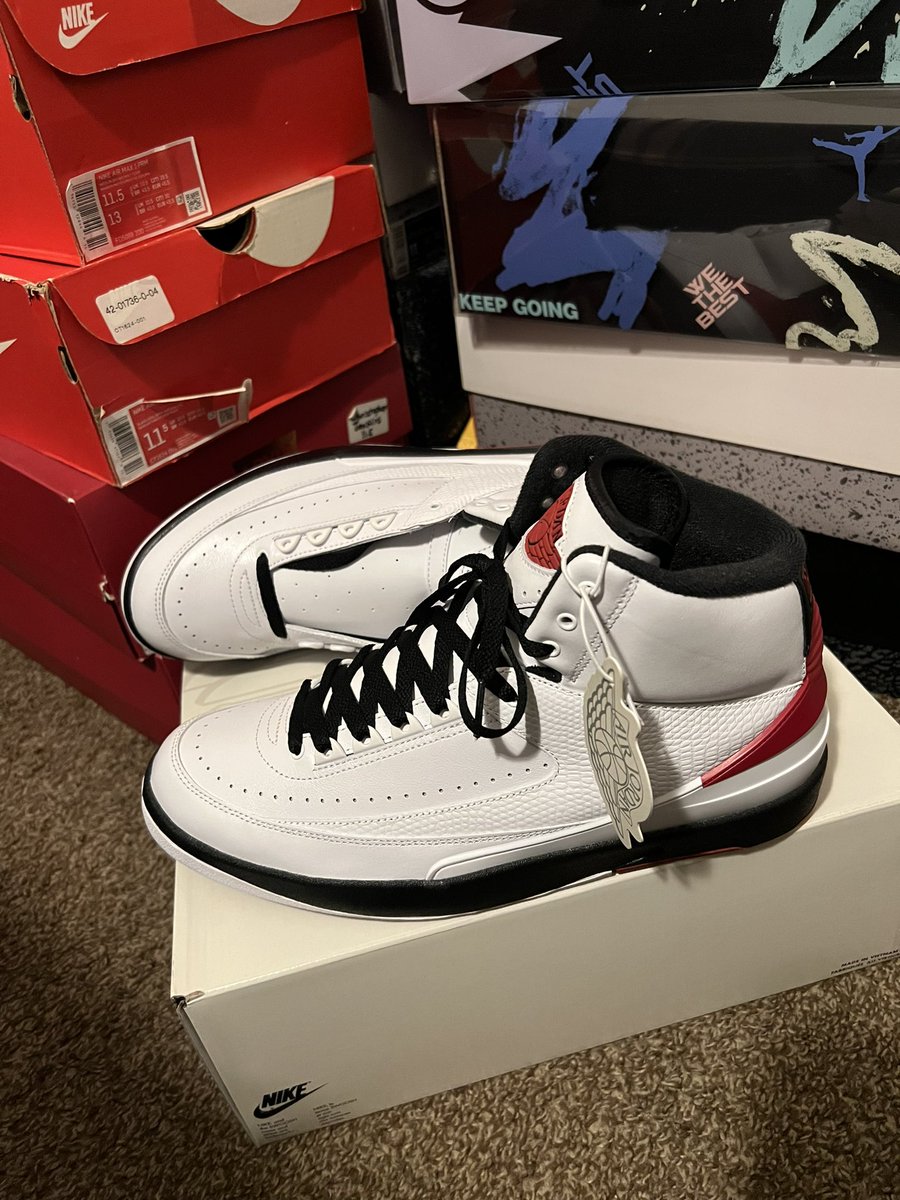 SplashGod_420's tweet photo. Finally made it home to poppa. Chicago 2s feeling like they need to see the 🏀court💪🏾💯Quality on these Shyts on the AMM 4 🤷🏾♂️🤙🏾💯 #mailcall #nike #retro2s https://t.co/dU5QRGuQDh
