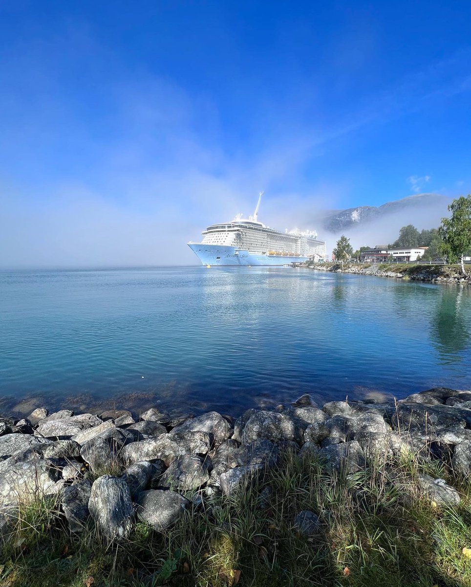 jacobshort95's tweet photo. Olden, Norway 🇳🇴. Anthem of the seas.
@RoyalCaribbean #nofilterneeded https://t.co/t0FksF90OZ