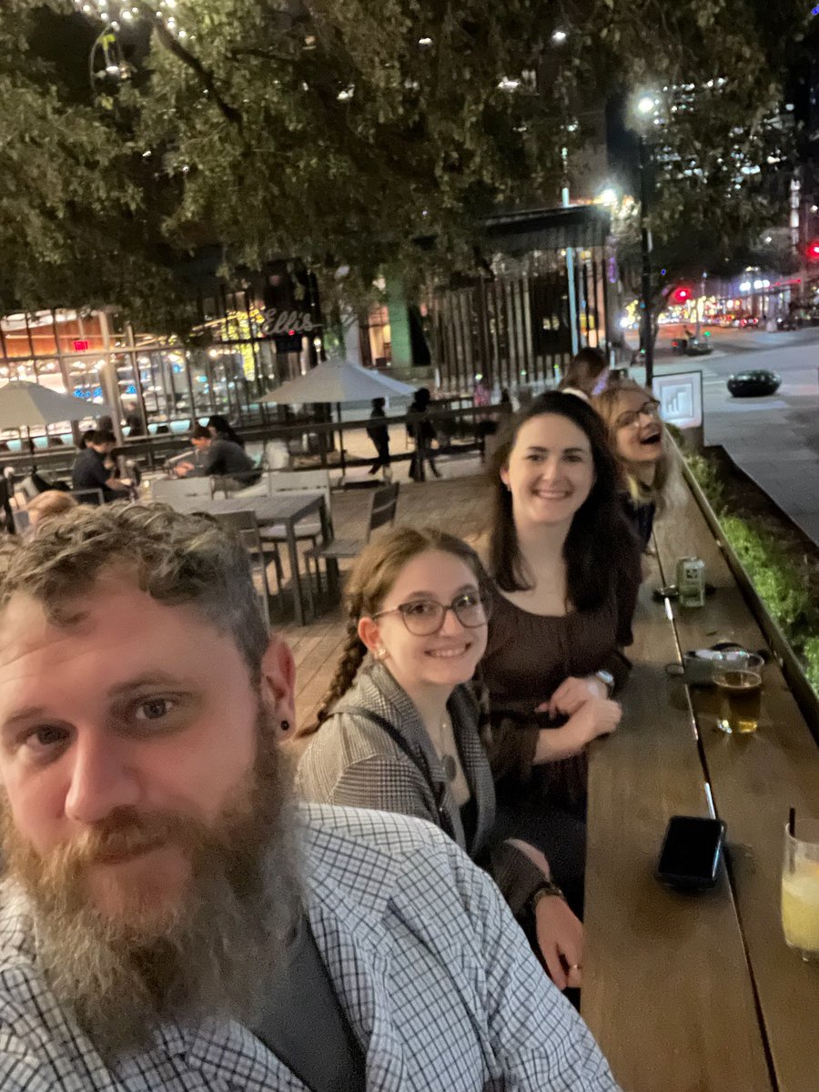 The Warner Lab is ready to party 🦎#SICB2023