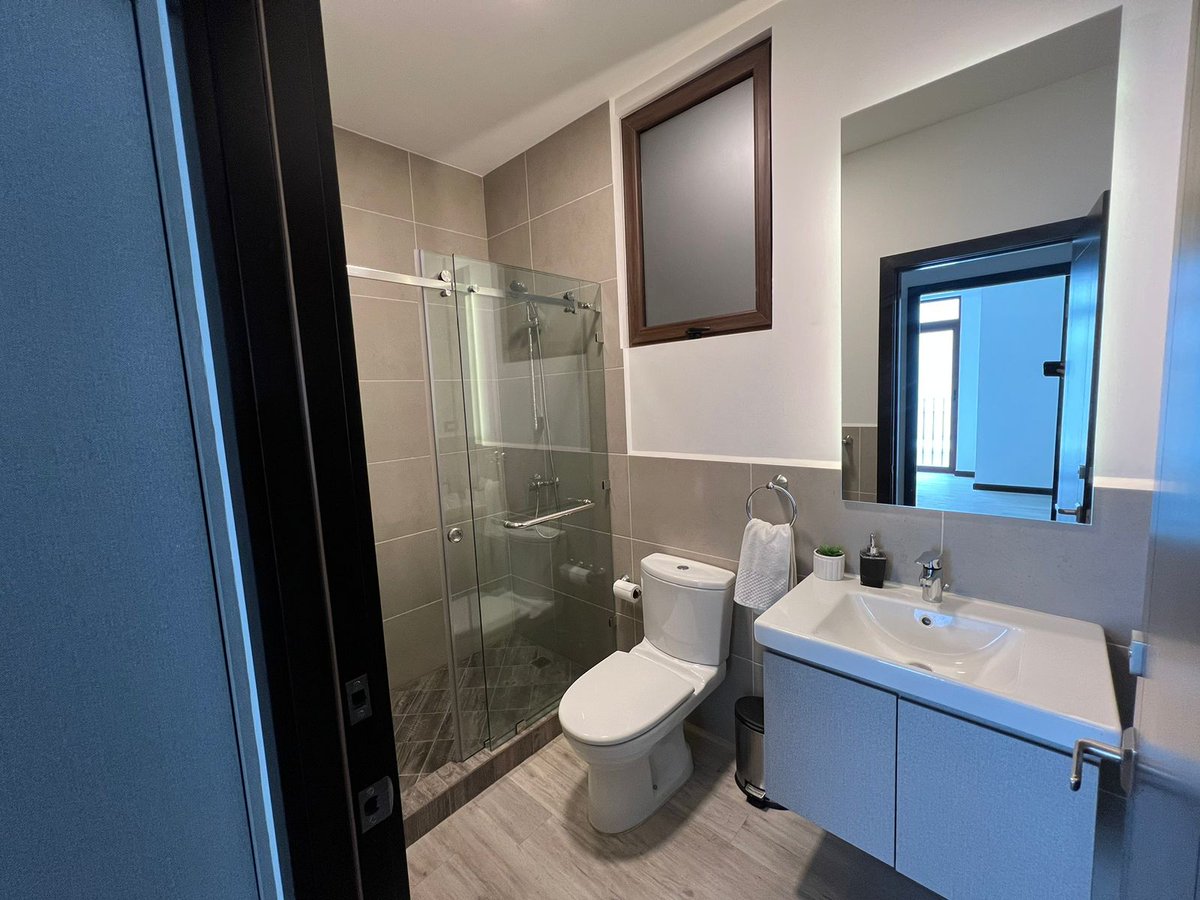 Pintoinmobi12's tweet photo. Rento apartamento en lirios de Cayala!

- 115m2 + 2 parqueos individuales

- Linea blanca completa 

- 3 cuartos (walking closet en el master) + 2 baños completos

-Bodega

■ Precio de renta: $1,525 + iva (mantenimiento incluido)

● Más información al 55243075 https://t.co/bm6Mk0AtoM