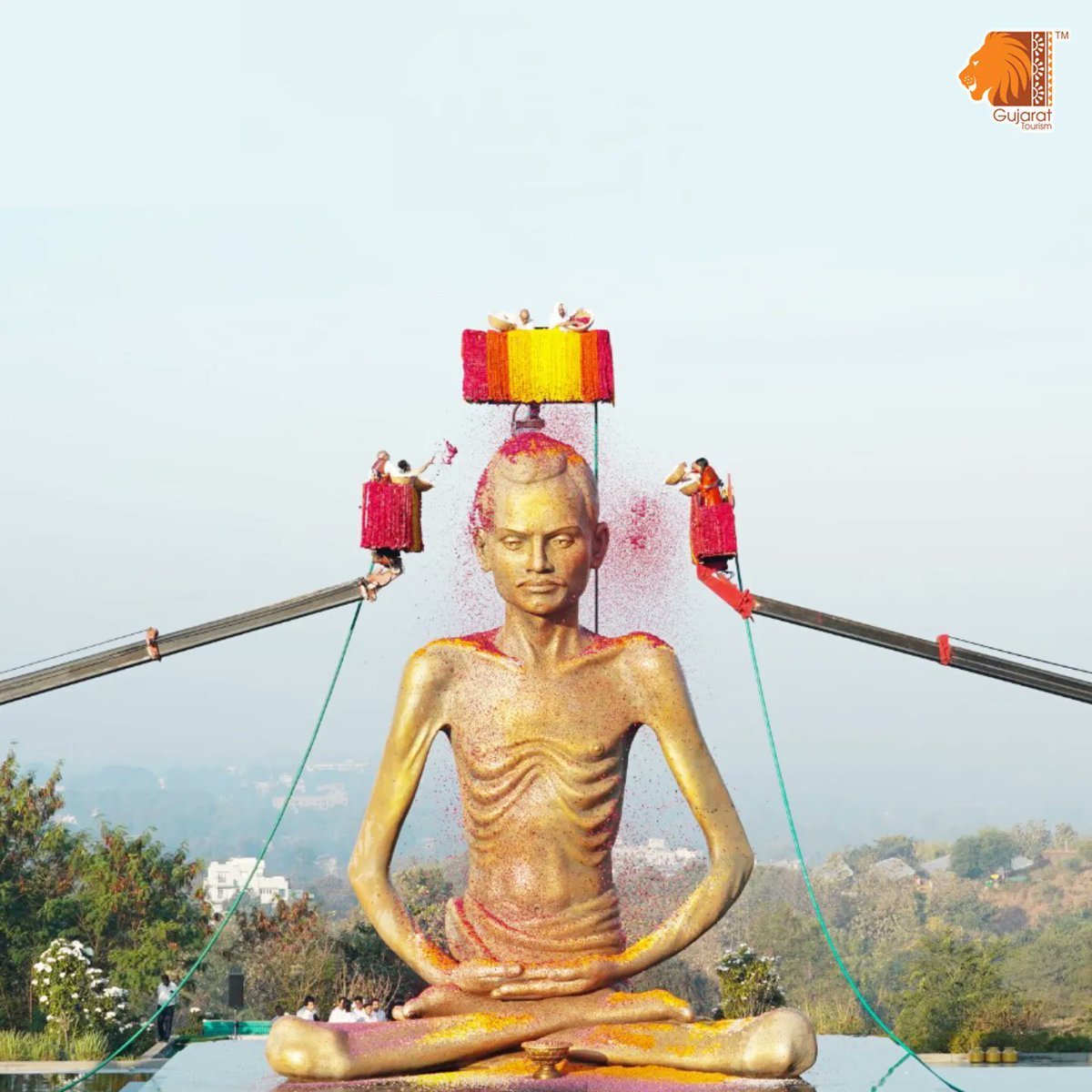 InfoGujarat's tweet photo. The grand Mahamastakabhishek Ceremony of the majestic 34 feet, the world’s tallest idol of #Shrimad Rajchandraji conducted at Shrimad Rajchandra #Ashram, Dharampur holds great devotional importance and is a very unique visual &amp; #cultural experience.

#gujarattourism #Gujarat https://t.co/4Kph9iltF9