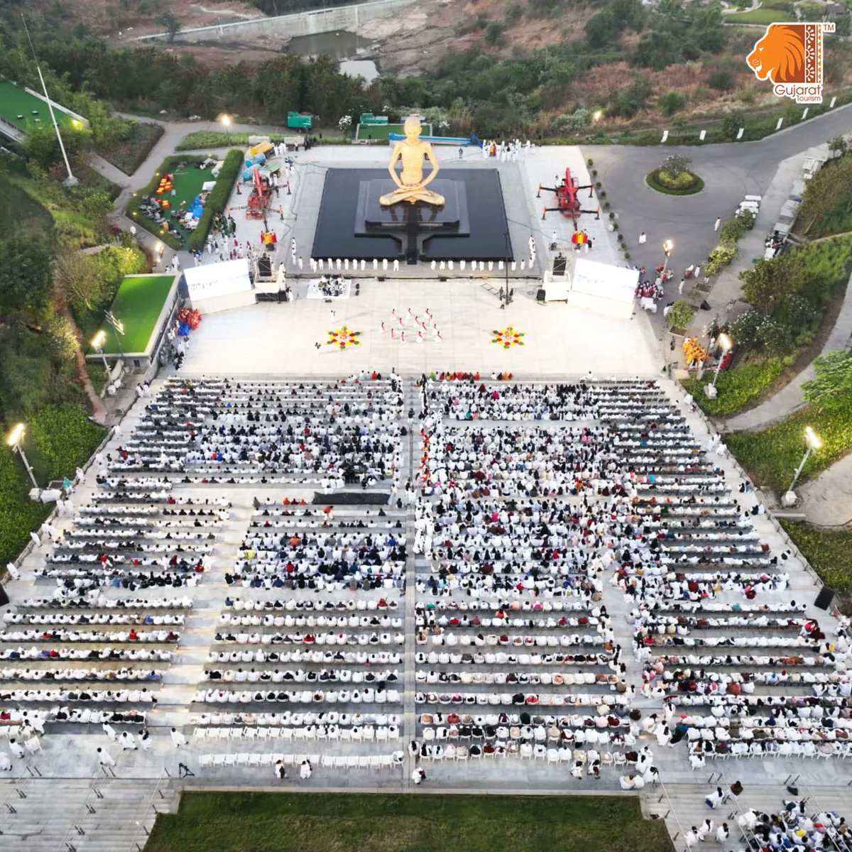 InfoGujarat's tweet photo. The grand Mahamastakabhishek Ceremony of the majestic 34 feet, the world’s tallest idol of #Shrimad Rajchandraji conducted at Shrimad Rajchandra #Ashram, Dharampur holds great devotional importance and is a very unique visual &amp; #cultural experience.

#gujarattourism #Gujarat https://t.co/4Kph9iltF9