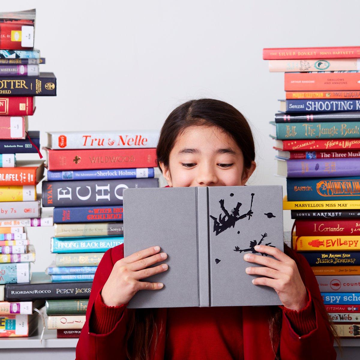 The holidays are a great time to #JustRead. Just Read is a silent, sustained reading (SSR) evidence-based program that aims to improve literacy skills whilst encouraging reading for enjoyment. Learn more here: ow.ly/Q2Jb50MhWjn

#JustRead #ScienceofReading #QueenwoodReads