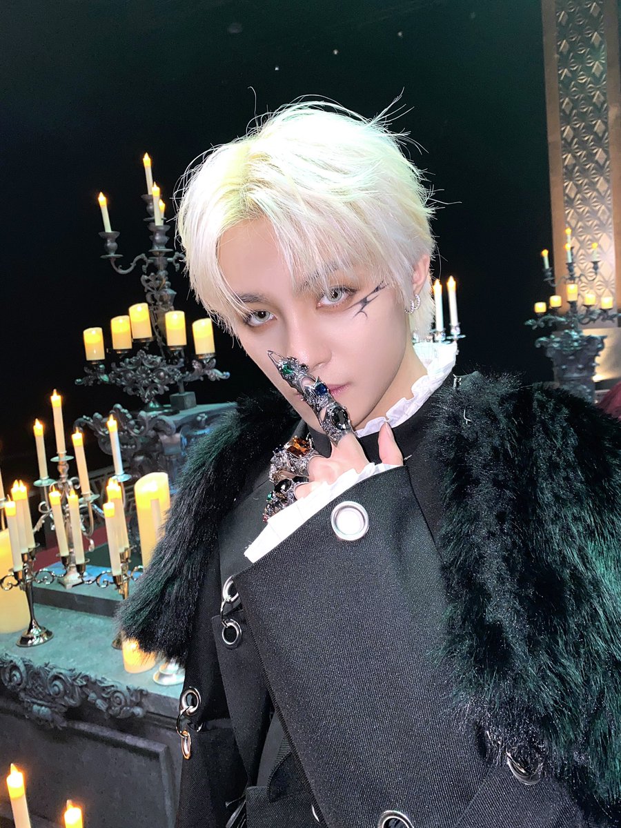 YYGLlU's tweet photo. The ghost that sees everything you do in your room. https://t.co/DXVz7ETxPP