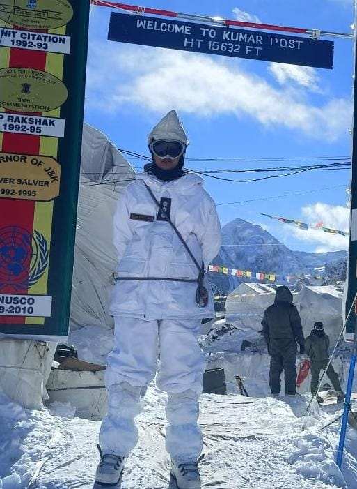 Defence_Nation's tweet photo. Meet Capt Shiva Chauhan of Fire and Fury Sappers. She became the 1st Woman Officer of the Indian Army to be operationally deployed in #Kumar Post, at the World's Highest Battlefield in Siachen. 🇮🇳🔥
.
.
#CaptShivaChauhan #WomenPower #IndianArmy #Siachen #LadyOfficers #JaiHind https://t.co/6FGnIVV2xq
