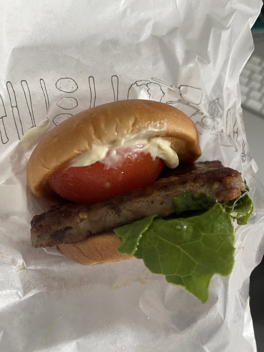 ryo_ikeuchi's tweet photo. あの黒毛和牛バーガー https://t.co/iaU2iy5Dvk