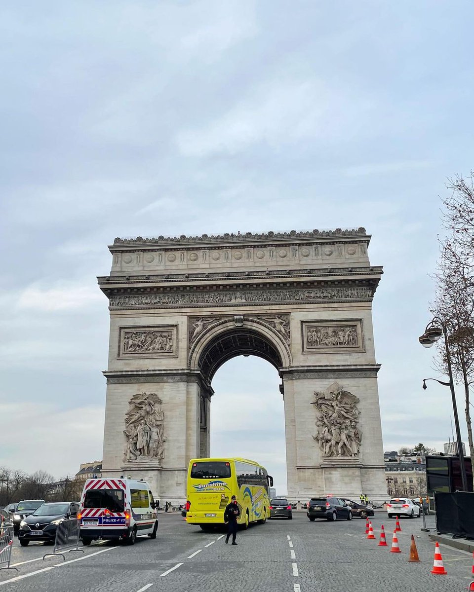 Koharu8527's tweet photo. I came to Paris 🇫🇷
Pastry shops and bakeries are everywhere. Thanks to you, I ate my favorite desserts and bread to death, and my stomach is always full🐷
The beauty of architecture always fills my heart😚
BTW, I haven't seen Mbappe so far🤥
Thank you for your support this year🎄 https://t.co/es8CBLTkKC