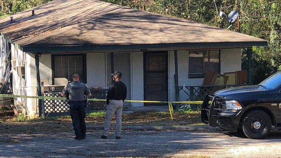 นี่เป็นหนึ่งในคดีที่โหดร้ายที่สุดของอเมริกาในปีที่ผ่านมา เมื่อมีเด็กผู้หญิงห้าขวบคนนึงหายตัวไป เจออีกทีกลายเป็นศพในบ้านร้าง ถูกฆ่าข่มขืนอย่างโหดเหี้ยม แม่ของน้องออกมาร้องไห้ออกสื่อขอร้องให้ทุกคนช่วยกันตามหาฆาตกรตัวจริง หารู้ไม่ว่าแม่นี่แหละที่ขายลูกสาวให้กับฆาตกร! (มีต่อ)