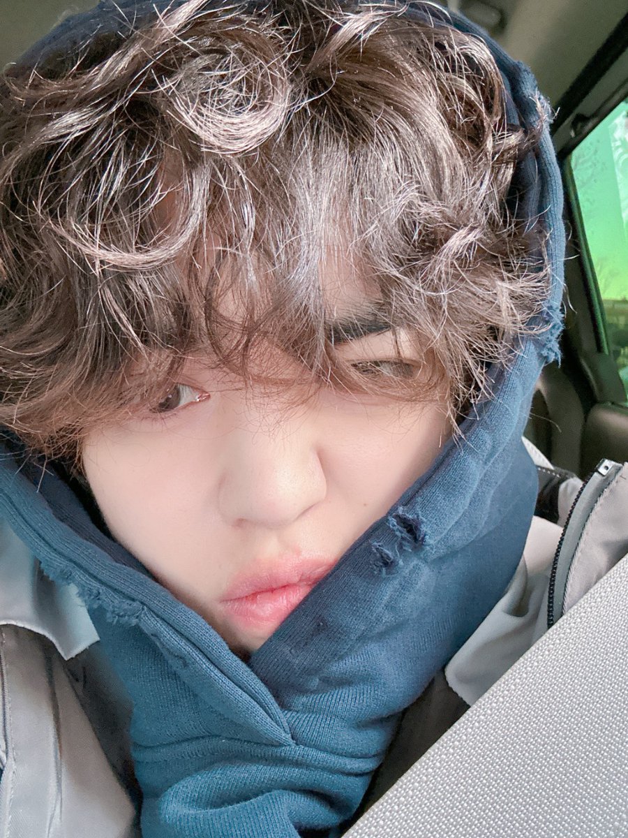 inquirerdotnet's tweet photo. CHEOLITO CUTIE 🥹🤍

LOOK: Global K-pop group #SEVENTEEN's Choi Seungcheol, popularly known as S.Coups, leaves fans in awe of his adorable new hairstyle.

S.Coups shows off his curls in a Weverse post on Wednesday, Jan. 4. | 📸: S.Coups via @manaloINQ https://t.co/BrVygjacs2