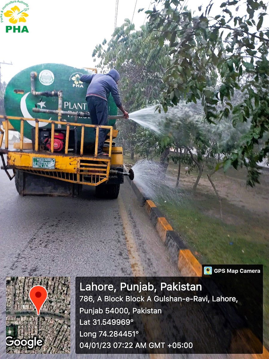 PhaLhr's tweet photo. فضائی آلودگی اور سموگ کے خاتمہ کے لیے پی ایچ اے کی واٹر ٹینک گاڑی گلشن راوی , انارکلی ، سمسانی روڈ اور سبزہ زار کے مختلف علاقوں کی گرین بیلٹس ، درختوں اور پودوں کو واش کررہی ہے۔
#Watering
#treewashing
#Lahore https://t.co/6OFV0d9KmS