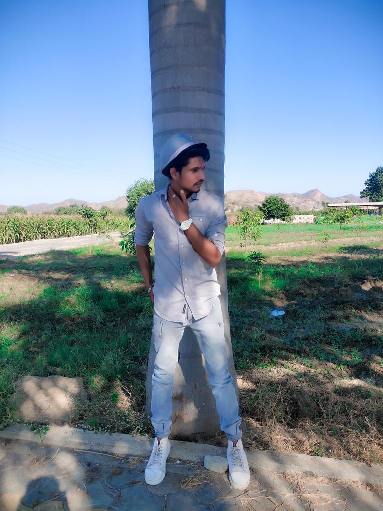 TheHappybhatia's tweet photo. आंखों को आज भी उसी का इंतजार है !
*
#the_hb #motivationalquotes #ankhe #ankheqoutes #marutinandanfarm https://t.co/jBre7LZV0i