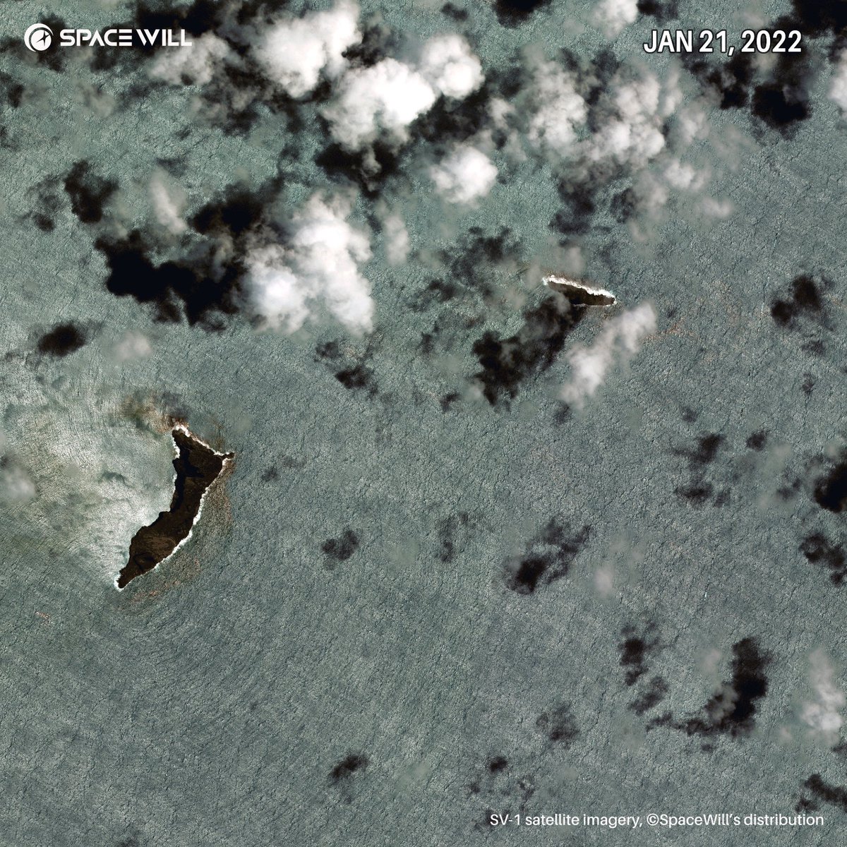 spacewillinfo's tweet photo. SpaceWill's #2022Lookback on 12 Global Events:
1. #HungaTonga Volcanic Eruption
Our before-after 🛰️images showed only both ends of the island were left after the largest-recorded explosion, and the remaining were burnt to brown from green. #SVsatellites #EO #RS https://t.co/FWg0MXEmIq