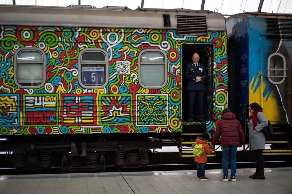 Dumitru_Socolan's tweet photo. @lonelyplanet:「現在ビクトリー・トレインと呼ばれているこのルートには、西部🇲🇩のウンゲニー駅に停車する駅が含まれており、そこから🇷🇴のヤシ空港に接続することができます。ヤシの空港は、避難民の🇺🇦人にとって重要な出発点となっています。」
#TrainToVictory
#ПотягДоПеремоги https://t.co/wDNWYpHsSY