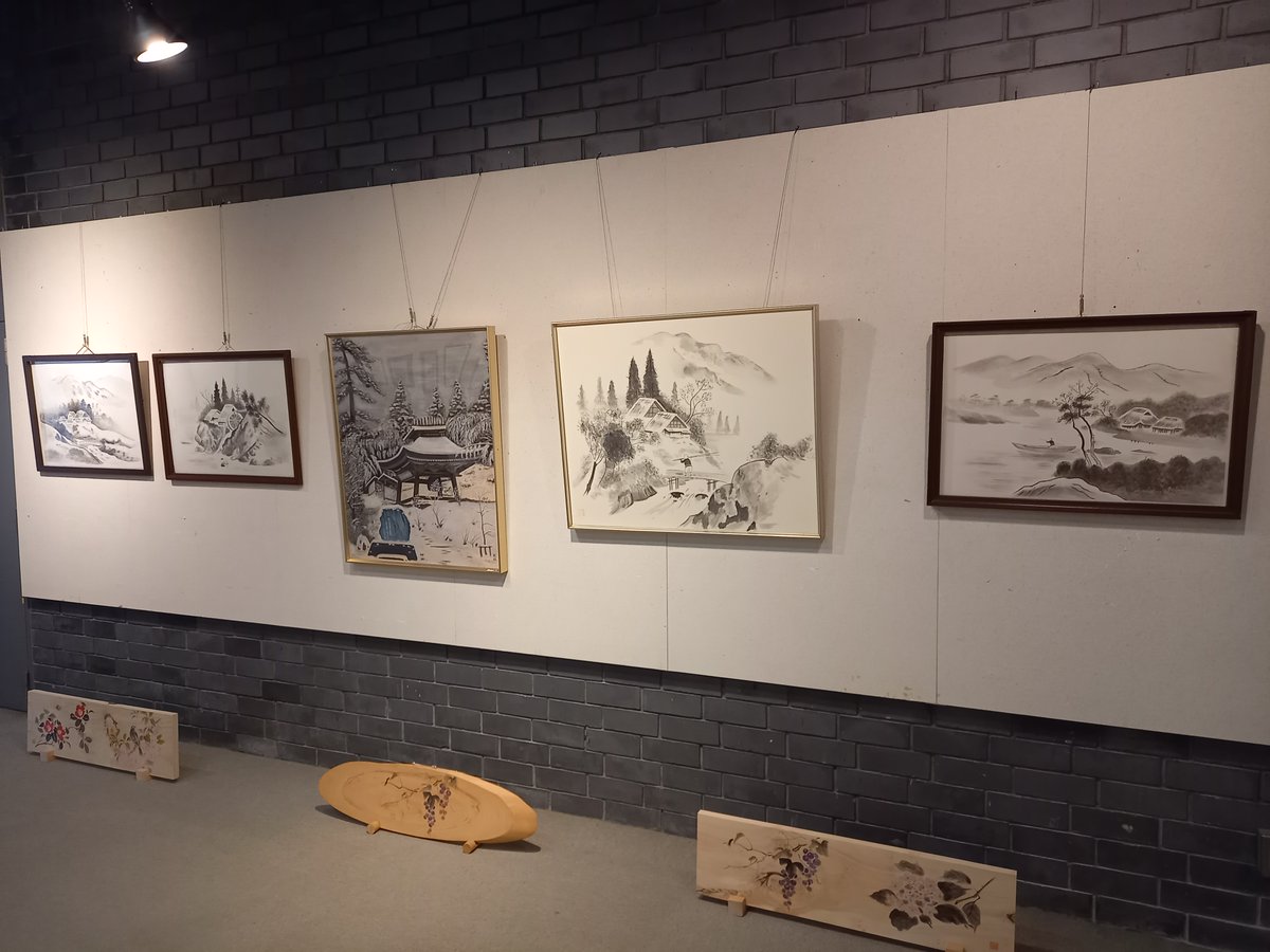 saitamacraft's tweet photo. 福田敏雄　水墨画展
本日から1月29日（日）まで開催しております。
独���で学んだ手法で紙、木片、布などに絵を書いています。趣のある作品を是非ご覧ください。
＃埼玉伝統工芸会館
＃道の駅おがわまち
＃企画展
＃福田敏雄
＃水墨画 https://t.co/mShSVoUMgm