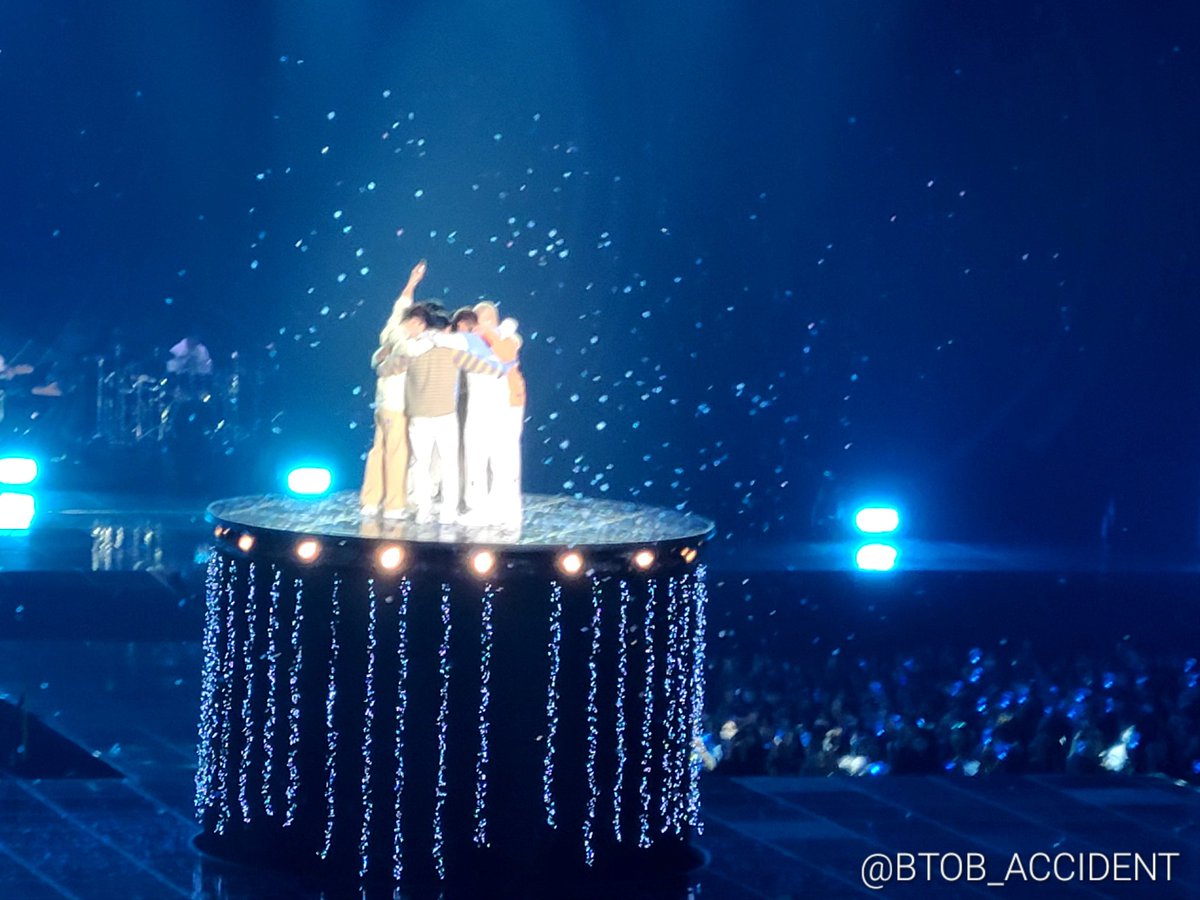 BTOB_ACCIDENT's tweet photo. 남자끼리는 표현하기 부끄럽다
가족끼리 잘 안 하는것처럼
이제 우린 안해도 안다 라고도 말하지만
대놓고 사랑한다는 말도 뒤에서 챙기는 것도 잘하고
바쁘거나 힘들어보이면 누구보다 마음쓰고
어떤 방식으로든 표현하는 투비
다 진심이니까 가능한거고
그 마음이 다 느껴졌던 소중한 콘서트였어요💙 https://t.co/I1QPjjMAzu