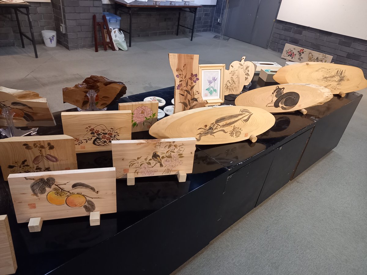 saitamacraft's tweet photo. 福田敏雄　水墨画展
本日から1月29日（日）まで開催しております。
独���で学んだ手法で紙、木片、布などに絵を書いています。趣のある作品を是非ご覧ください。
＃埼玉伝統工芸会館
＃道の駅おがわまち
＃企画展
＃福田敏雄
＃水墨画 https://t.co/mShSVoUMgm