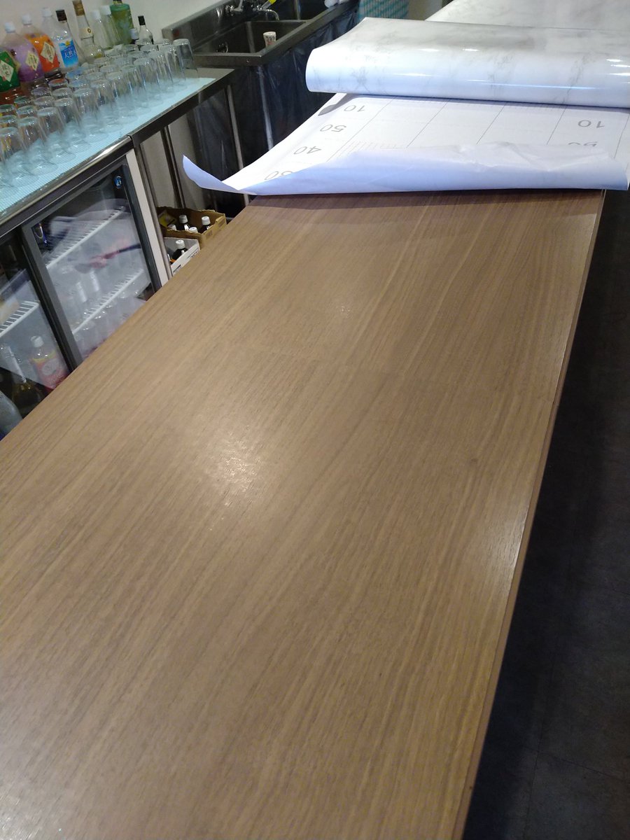 akb_surf's tweet photo. 秋葉原のコンカフェA様のカウンター施工。
ボード＋クロス貼り＋木目天板からクッションフロア貼り＋天板に大理石調のシート施工いたしました。
これだけでガラリと印象が変わります。
働いているキャストの女の子のテンションも上がること確実です。 https://t.co/rrjrADuwBv