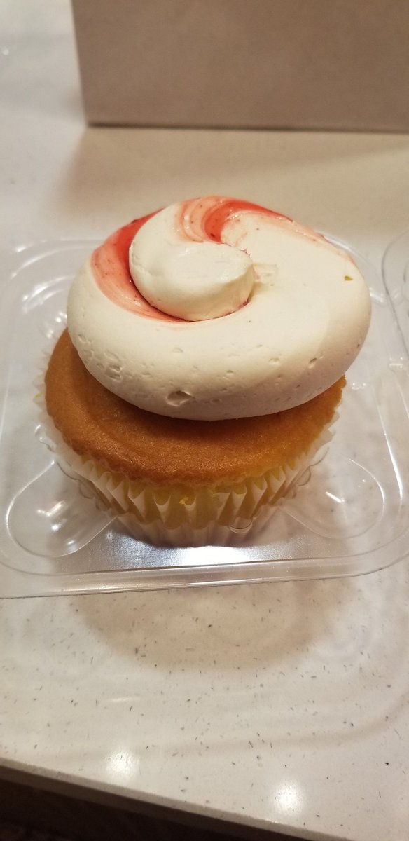 DuaneRankin's tweet image. Just finished working. 

Out getting something to eat when I saw this.

Was 🙏🙏🙏🙏 it wasn't open.

Turns out @ColossalCle was.

Had to do it. Lemon Raspberry.