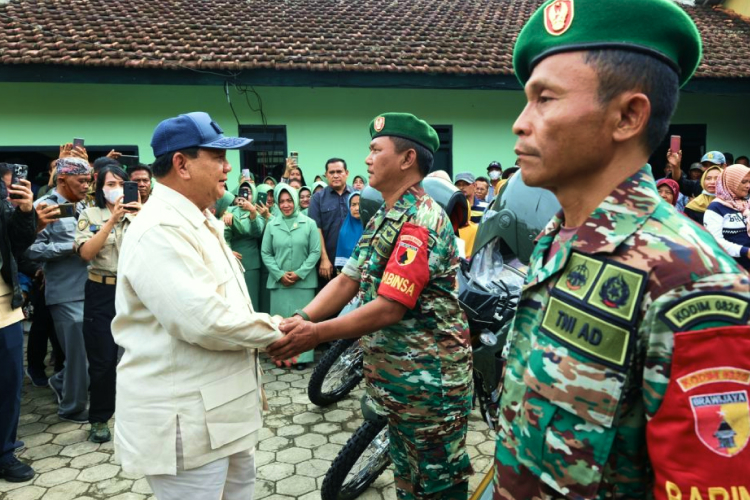 gadingmahpud's tweet photo. Menhan Prabowo Subianto Serahkan Motor dan Alat Komunikasi ke Babinsa......

https://t.co/tJyFChsapu https://t.co/PMeJtbP7I3